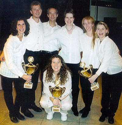 Susanne Pechel mit den CED-Helfern