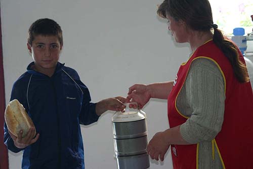 Junge bringt das Essen von der K�che zu einer betagten Person