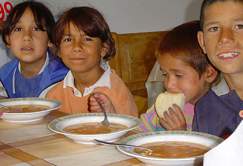 T�glich erhalten �ber 50 Kinder in der Armenk�che von Belozem eine warme Mahlzeit